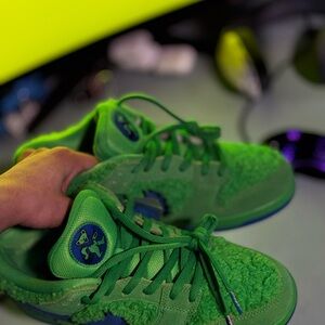 Nike Kids Green Low-Top Sneakers with Blue Logo Accents